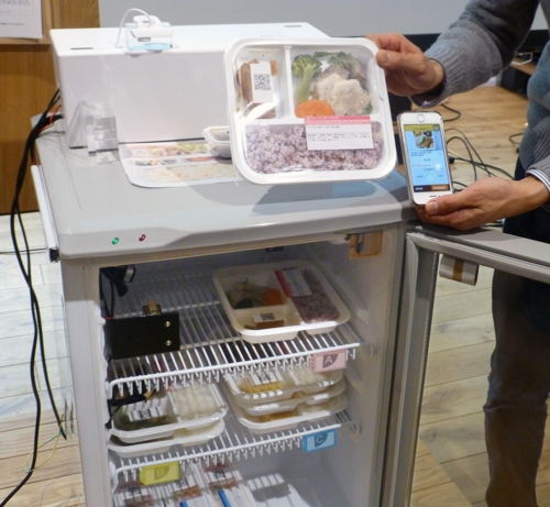 [교도=연합뉴스 자료사진] 일본 파나소닉이 3월 1일 도시락 배달 서비스 실증실험을 하는 카드리더를 부착한 냉장고를 선보였다.