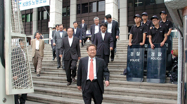 ⓒ(주)엣나인필름 2008년 8월8일 이사회에서 해임된 후 KBS를 봉쇄한 경찰 사이를 지나는 정연주 전 KBS 사장(맨 앞).