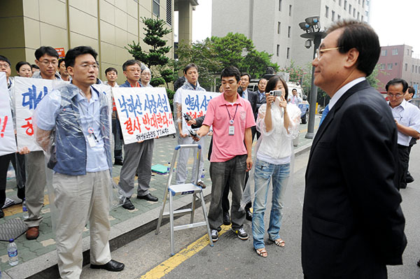 ⓒ연합뉴스 2008년 7월23일 아침 서울 남대문로 YTN 사옥 앞에서 노조원들이 대통령 특보 출신인 구본홍 신임 YTN 사장의 출근을 막고 있다.