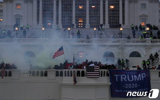 6일 미국 워싱턴 D.C. 의사당에 난입한 트럼프 대통령 지지 시위대에게 경찰이 최루가스를 쏘고 있다. © 로이터=뉴스1