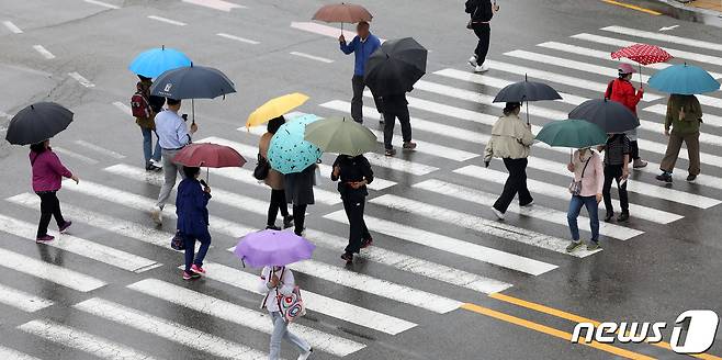 비가 내리는 18일 오전 부산 동래구 도시철도 동래역 앞에서 우산을 쓴 시민들이 발걸음을 재촉하고 있다. 2023.5.18/뉴스1