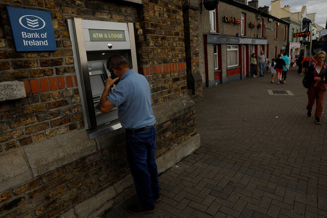16일(현지시간) 한 남성이 아일랜드 은행 현금자동입출금기(ATM)를 사용하고 있다. [로이터 = 연합뉴스]