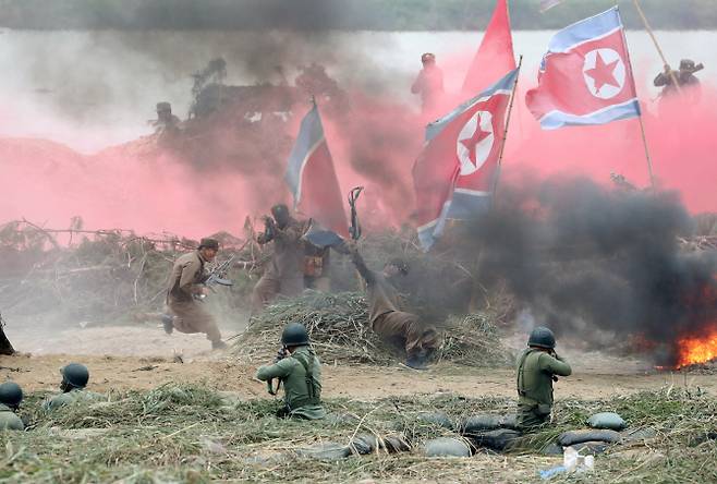 낙동강 전투 재연행사 중 화약 폭발..2명 화상