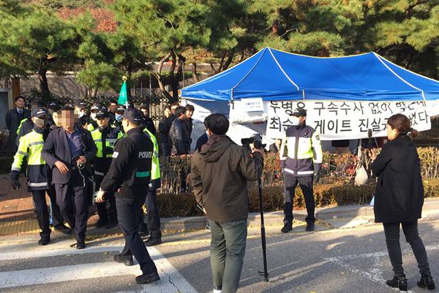 ▲더불어민주당 농성장 진입을 시도하다 경찰에 저지당한 어버이연합 회원. ⓒ프레시안(서어리)