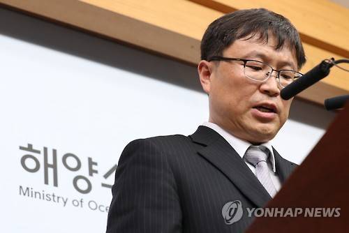 세월호 연내 인양 어려울 듯      (세종=연합뉴스) 안정원 기자 = 이철조 해양수산부 세월호 인양추진단장 직무대리가 9일 오후 정부세종청사 해양수산부 기자실에서 인양장비를 바꿔 동절기 인양작업에 나선다고 밝히고 있다.      이로써 세월호 인양은 당초 밝혔던 연내 인양 완료가 사실상 어려울 것으로 전망됐다.