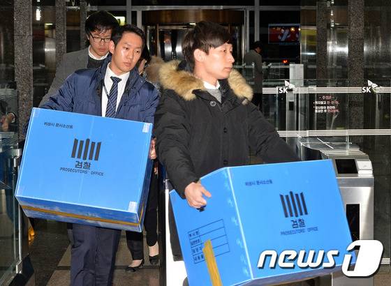 검찰, SK그룹 압수수색 8시간만에 종료..3박스 물량 증거 확보(상보)