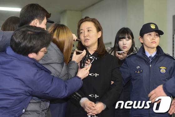비선 진료 특혜 의혹을 받고 있는 김영재 의원 원장의 부인 박채윤 와이제이콥스메디칼 대표가 5일 오후 서울 강남구 대치동 특별검사 사무실로 소환되고 있다. 2017.2.5/뉴스1 &copy; News1 신웅수 기자