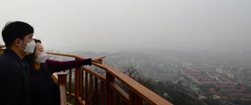 여성이 미세먼지에 더 취약하기 때문에 폐암 예방과 조기검진에 더 세심한 관심을 기울여야 한다. 사진은 서울 중구 남산에서 시민들이 마스크를 쓰고 미세먼지로 뿌연 서울 시내를 바라보고 있는 모습. 서울신문 DB