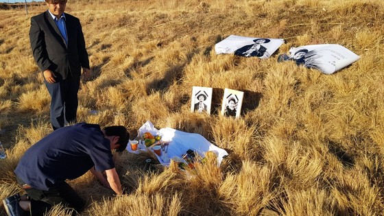 지난달 15일 남아공에서 EBS 다큐멘터리 ‘야수의 방주’ 촬영 중 교통사고로 박환성·김광일 두 독립PD가 사망했다. 사고 현장 근처에서 동료들이 절을 올리고 있다. [사진 한국독립PD협회]