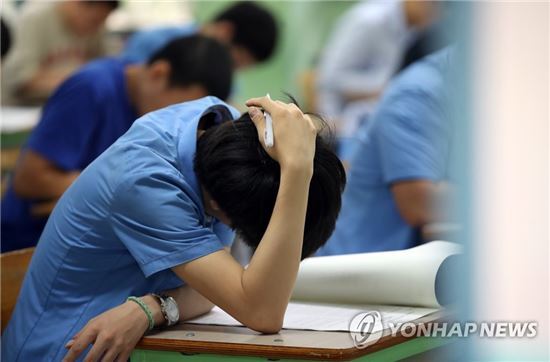 지난 6월1일 2018학년도 수능 모의평가가 열린 서울 종로구 경복고등학교에서 학생들이 시험을 보고 있다.[이미지출처=연합뉴스]