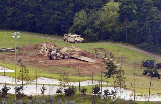 사드(THAAD·고고도미사일방어체계) 추가 배치가 임박한 6일 오전 경북 성주군 성주골프장에서 미군들이 발사대 주변에 중장비를 동원해 기지 보완 공사를 하고 있다. 사드 기지에 대한 소규모 환경영향평가가 마무리되면서 군당국의 사드 발사대 추가배치 작업이 속도를 내고 있다. 2017.9.6/뉴스1   <저작권자 © 뉴스1코리아, 무단전재 및 재배포 금지>