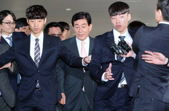 원세훈 전 국정원장(가운데)이 30일 서초동 서울고법에서 열린 일명 ‘국정원 댓글 사건’ 파기환송심에서 18대 대선 당시 사이버 여론조작 활동이 불법 선거 운동으로 인정돼 국정원법·공직선거법 위반 혐의로 4년형을 선고받고 법정 구속됐다. 원 전 원장이 경호를 받으며 법원에 출두하고 있다. [중앙포토]