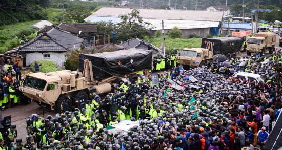 7일 오전 경북 성주군 소성리를 지나 기지로 향하고 있는 사드 발사대 수송 차량 행렬. 뉴시스