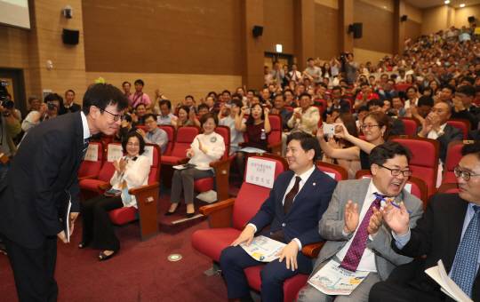 답례 인사 : 김상조(왼쪽) 공정거래위원장이 6일 오후 국회 의원회관에서 열린 가맹사업법 개정 촉구대회 참가자들이 박수를 치며 환영하자 답례 인사를 하고 있다.   연합뉴스