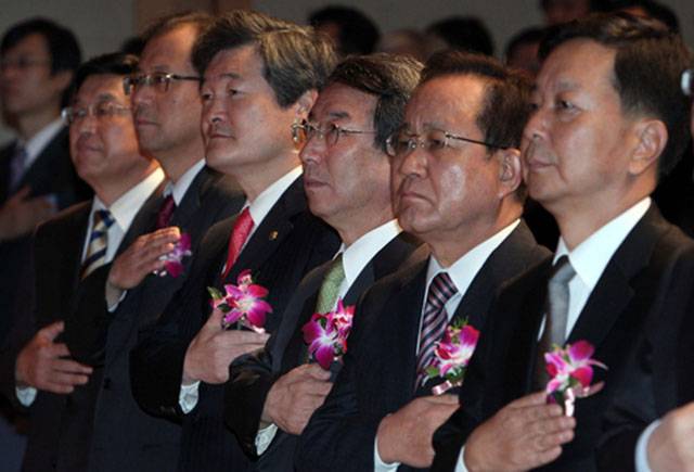 ▲ 지난 2009년 12월 3일 서울 삼성동 코엑스에서 열린 대한민국 발명특허대전 개막식에서 참석한 허진규(오른쪽에서 두 번째) 일진그룹 회장. ⓒ연합뉴스