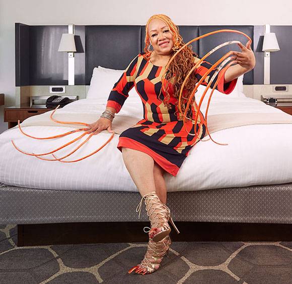 Guinness World Records - 세계에서 가장 긴 손톱으로 기네스 기록에 오른 미국 텍사스 주 휴스턴의 아야나 윌리엄스(Ayanna Williams).