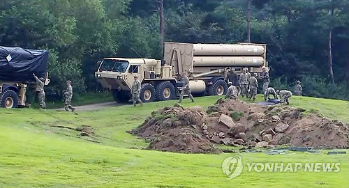 (서울=연합뉴스) 7일 오전 경북 성주군 사드 기지에서 미군들이 추가로 반입한 사드 발사대를 설치하고 있다.  [국방부 영상공동취재단 제공=연합뉴스]