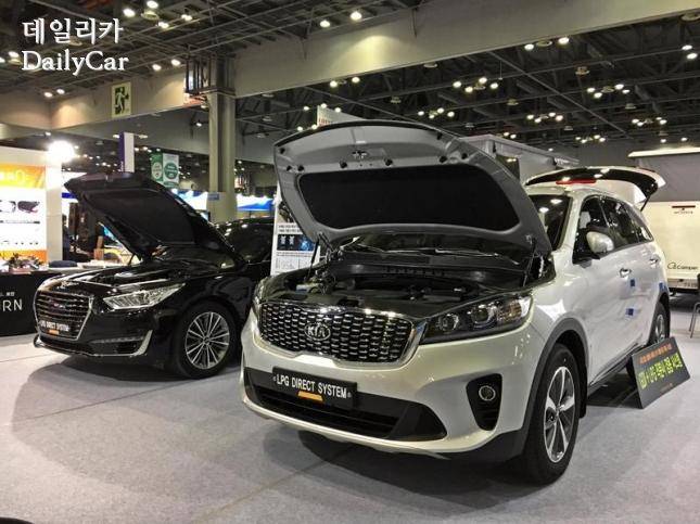 로턴, EQ900(좌) 더 뉴 쏘렌토(우)