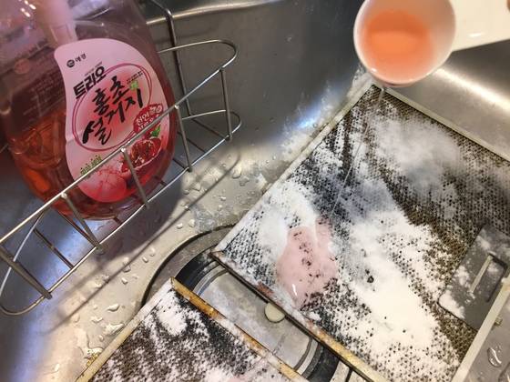 깔끔하게 닦을 수 있도록 주방세제도 한 스푼 듬뿍. 모두 망에 골고루 묻도록 해야한다.