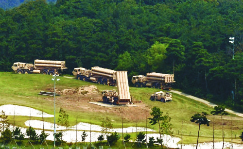 경북 성주 주한미군 기지에 7일 오전 반입된 고고도미사일방어체계 사드(THAAD) 잔여 발사대가 임시 배치를 위해 이동하고 있다. 국방부는 사드 발사대 4기 임시 배치가 완료됐다고 밝혔다. 성주 기지의 사드는 1개 포대(발사대 6기) 장비를 완비해 기지 내 보강공사를 마치는 대로 정상 가동된다.성주=최현규 기자