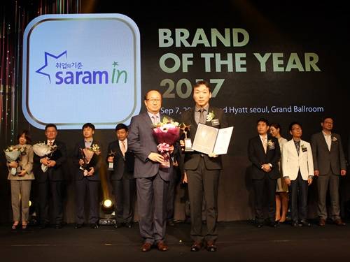 사람인에이치알이 '2017 올해의 브랜드대상' 취업포털 부문에서 대상을 수상했다. 류근석 한국브랜드위원회 국장(왼쪽)과 임현진 사람인 개발팀장(오른쪽). / 사진 제공=사람인