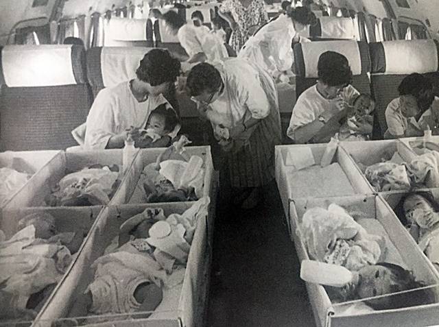 ▲ 샌프란시스코로 입양된 아동 97명이 특별기를 통해 이송되는 장면. 비행기 좌석을 치운 자리에 종이로 만든 박스를 배치하고 아이들을 눕히고 중간 중간 아이들을 돌보는 위탁모들이 앉았다. ⓒ중앙입양원(홀트아동복지회 제공)