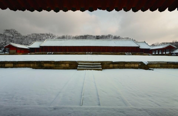종묘의 겨울. 눈이 내려 정전의 지붕이 하얗게 덮일 때 종묘는 거대한 수묵 진경산수화 같은 명장면을 연출한다.