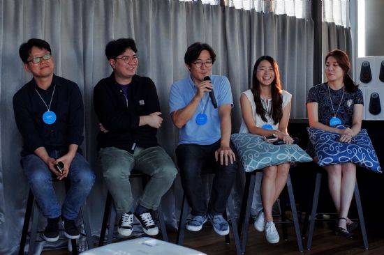 네이버 디스코팀. 왼쪽부터 김동회 리더, 강상욱 개발자, 정세진 기술 리더, 김지혜 기획자, 권연수 디자이너.