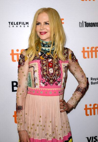 헐리우드 스타 니콜 키드먼이 9일(현지시간) 캐나다 토론토에서 열리고 있는 ‘토론토 국제 영화제(Toronto International Film Festival)’중 영화 ‘더 킬링 오브 어 세이크리드 디어(The Killing of a Sacred Deer)’ 시사회에 참석해 포즈를 취하고 있다.EPA 연합뉴스