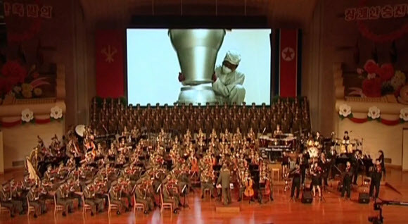 북한 조선중앙TV가 10일 공개한 6차 핵실험에 참여한 핵 과학자·기술자들을 위한 축하공연 영상에서는 수소탄 탄두로 추정되는 물체를 북한 기술자가 조립하는 모습의 무대 배경영상이 노출됐다. 연합뉴스