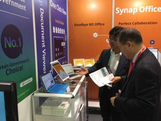 2017년 5월 싱가폴 커뮤닉아시아 전시회 사이냅소프트 현장부스.