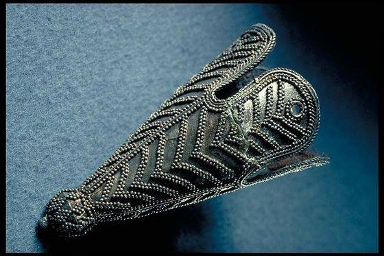 바이킹 여전사 무덤에서 발굴된 은제 투구. [ⓒ Historiska museet/스웨덴 역사 박물관]