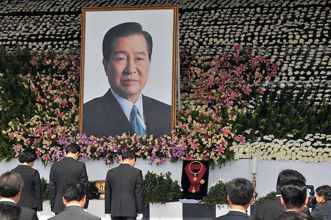 서울 여의도 국회의사장에 마련된 김대중 전 대통령의 빈소를 찾은 이명박 전 대통령 내외가 고인의 명복을 빌고있다. [중앙포토]