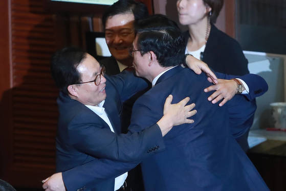 자유한국당 정우택 원내대표(오른쪽)가 11일 오후 열린 국회 본회의에서 김이수 헌법재판소장 후보자 임명동의안이 부결된 뒤 이채익 의원과 포옹하고 있다. [연합뉴스]