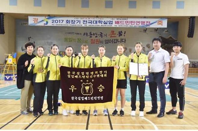 ▲화순군청 배드민턴부가 ‘2017 회장기 전국실업배드민턴 연맹전’에서 작년에 이어 2회 연속 단체전 우승을 차지했다.