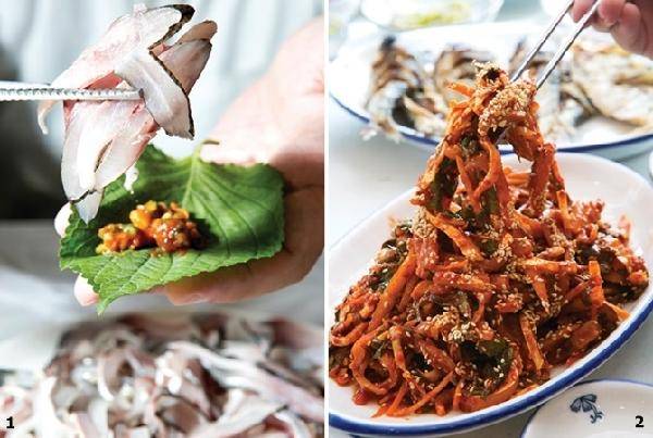 [월간산]1 전어 뼈꼬시는 깻잎에 매운고추와 마늘을 얹어 된장을 발라 싸 먹는 게 정석이다. 2 전어 뼈꼬시를 새콤달콤한 초고추장에 무친 전어회무침. 갖은 채소가 어우러져 막걸리 안주로 딱이다.