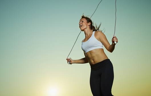 줄넘기하는 여성