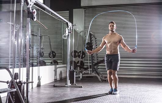 줄넘기하는 남성