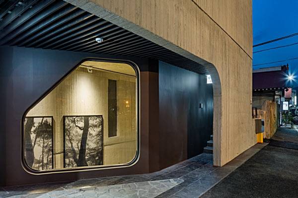 배병우 창작예술촌의 투박하고 거친 재질은 시간이 지나도 변하지 않을 질감으로 주변의 풍경과 잘 어우러진다. /사진= 신경섭 작가