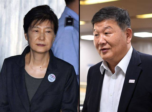 박근혜 전 대통령이 12일 오전 서울 서초구 서울중앙지법에서 열리는 속행공판에 출석하기 위해 호송차에서 내려 법정으로 향하고 있다.     박전 대통령이   나쁜사람이라고 지칭 했던    오후 노태강 문화체육관광부 제2차관이 12일 오후 증인으로 출석 법정으로 들어가고 있다.  2017.9.12 신상순 선임기자ssshin@hankookilbo.com