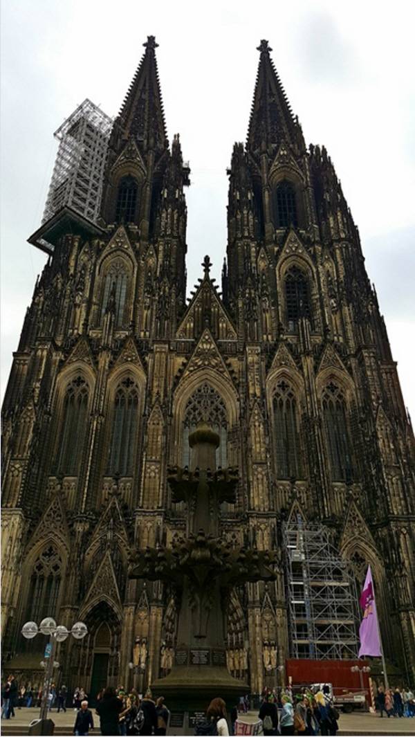 쾰른 대성당의 하늘 위로 높게 솟은 첨탑은 규모와 예술성으로 감탄을 자아낸다. ⓒMK스타일