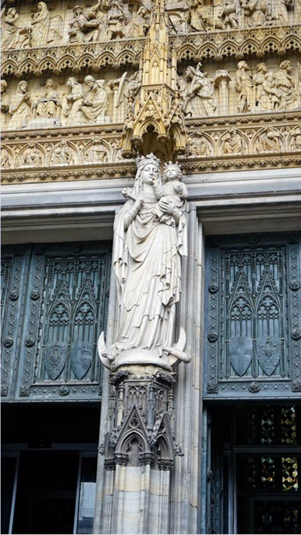 입구 중앙, 성당의 첨탑에 올라선 성모 마리아 상. ⓒMK스타일