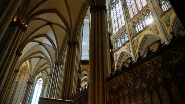 고딕 양식의 특징인 스테인드 글라스는 1310년에 완성되었다. ⓒMK스타일