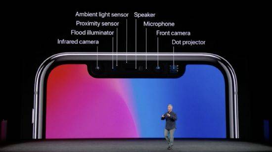 필 쉴러 애플 부사장이 아이폰X의 페이스ID 기능에 대해 소개하고 있다. (사진=애플 방송 캡처)
