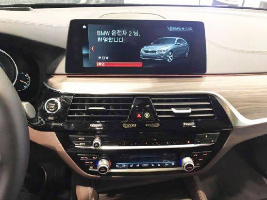 제스처 컨트롤 기능이 지원되는 BMW 6시리즈 그란 투리스모 실내 센터페시아. 10.25인치 크기 터치 지원 디스플레이가 장착됐다. (사진=지디넷코리아)