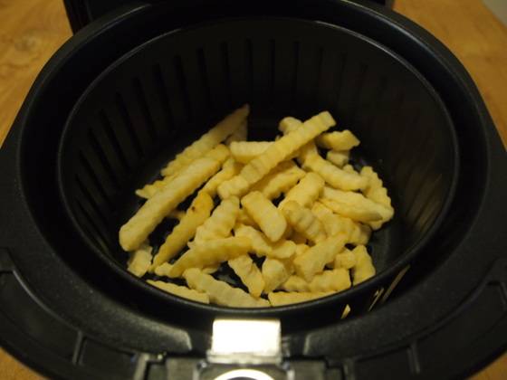 에어프라이어로 완성된 감자 튀김. 기름을 넣지 않았는데도 알맞게 튀겨졌다.
