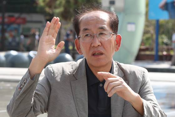 12년 전 학교폭력으로 중학생이었던 아들을 가슴에 묻은 홍권식(59)씨가 12일 부산역 앞 카페에서 청소년 폭력 문제에 대한 의견을 말하고 있다. 송봉근 기자
