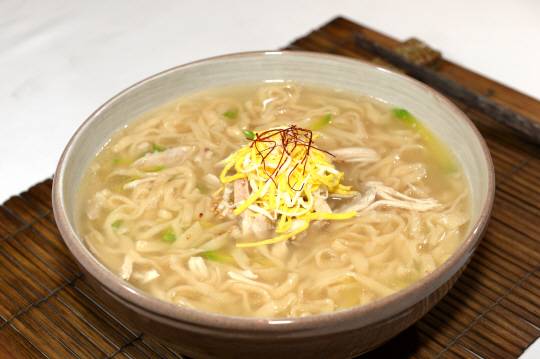 닭고기 육수에 끓여낸 안동칼국수. 따뜻한 국물음식이 생각나는 계절, 보기만 해도 마음속 허기까지 채워준다.    김호웅 기자 diverkim@