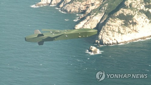 (서울=연합뉴스) 12일 오후 공군 F-15K에서 발사된 장거리 공대지 유도미사일 '타우러스(TAURUS)'가 자체항법으로 고속 순항비행해 목표물로 향하고 있다.   2017.9.13   [공군 제공=연합뉴스]