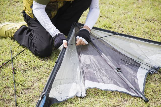 ’카이트윙스‘의 현정호씨가 스턴트 카이트의 구조에 대해 설명하고 있다. 윤동길(스튜디오 어댑터 실장)
